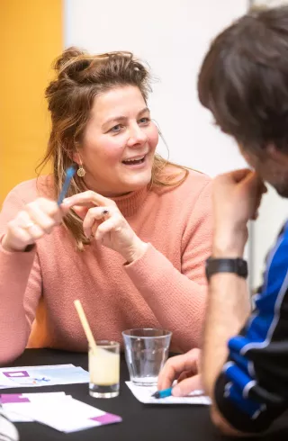 Dossier Leergemeenschappen - vrouw kijkt collega aan